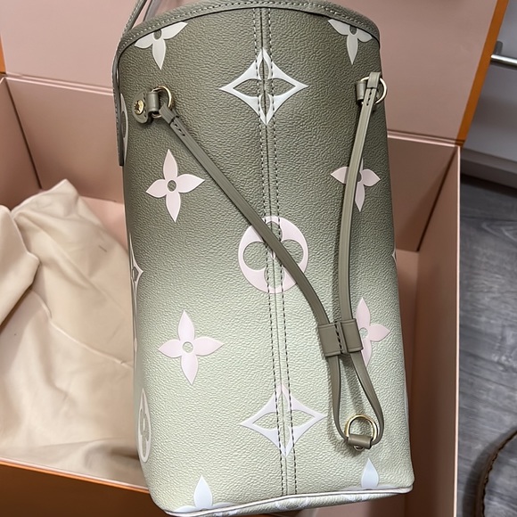 Louis Vuitton - Picture 5 of 7